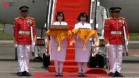 Bendera Pusaka dan Teks Proklamasi Tiba di Bandara Sepinggan
