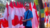 Pedagang Musiman Banjiri Jalanan: Jelang HUT RI, Penjualan Bendera dan Pohon Pinang Meningkat