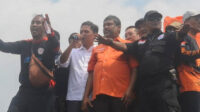 Temui Massa Pendemo, Anggota DPR Fraksi Gerindra Habiburokhman Dilempari Botol