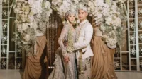 5 potret elegan keluarga Al Ghazali dan Alyssa Daguise saat ngunduh mantu di JCC, tampil kompak dalam adat Jawa ala royal wedding yang memukau.