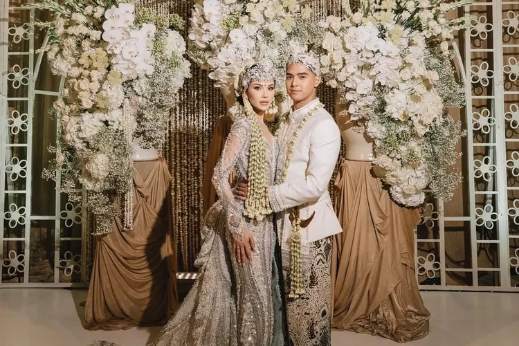 5 potret elegan keluarga Al Ghazali dan Alyssa Daguise saat ngunduh mantu di JCC, tampil kompak dalam adat Jawa ala royal wedding yang memukau 5 potret elegan keluarga Al Ghazali dan Alyssa Daguise saat ngunduh mantu di JCC, tampil kompak dalam adat Jawa ala royal wedding yang memukau.