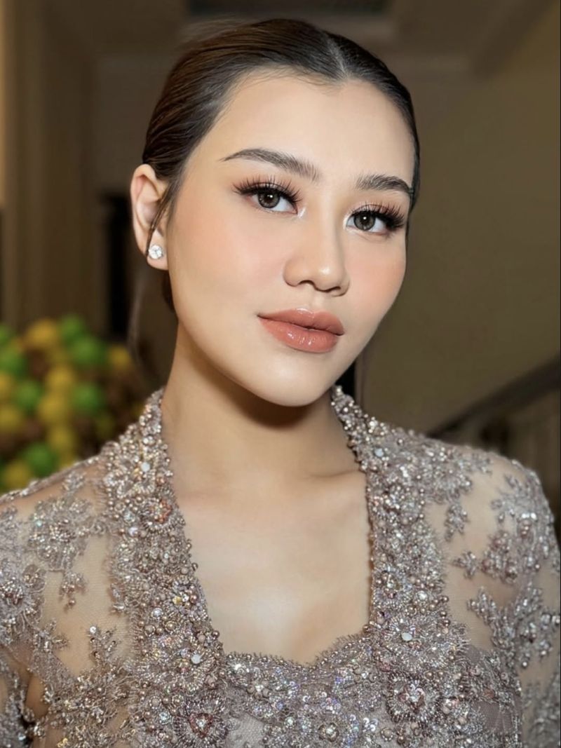 Aaliyah Massaid mengenakan kebaya ungu kecoklatan bersama Thariq Halilintar di akad Al Ghazali-Alyssa.