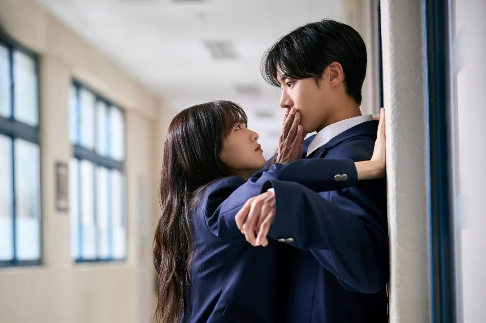 Adegan Park Seong Ah Dan Bae Gyeon Woo Dalam Drama Korea Head Over Heels Tayang Di Tvn Dan Prime Video