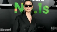 Agnez Mo membagikan ulang kritik DPR soal putusan hak cipta lewat Instagram Stories dengan emoji tangan