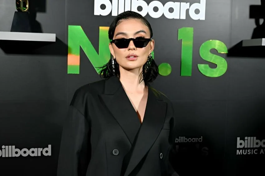 Agnez Mo membagikan ulang kritik DPR soal putusan hak cipta lewat Instagram Stories dengan emoji tangan