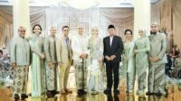 Al Ghazali dan Alyssa Daguise mengenakan busana pernikahan saat akad nikah di Jakarta.