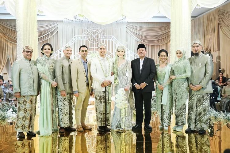 Al Ghazali dan Alyssa Daguise mengenakan busana pernikahan saat akad nikah di Jakarta.