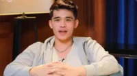 Alvin Jo tampil di televisi sambil membagikan kisah kelam kecanduan judinya