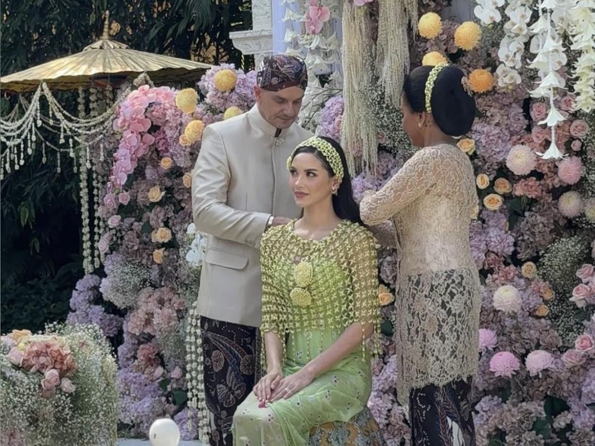 Alyssa Daguise Tampil Anggun Dalam Prosesi Siraman Adat Sunda Menjelang Pernikahan
