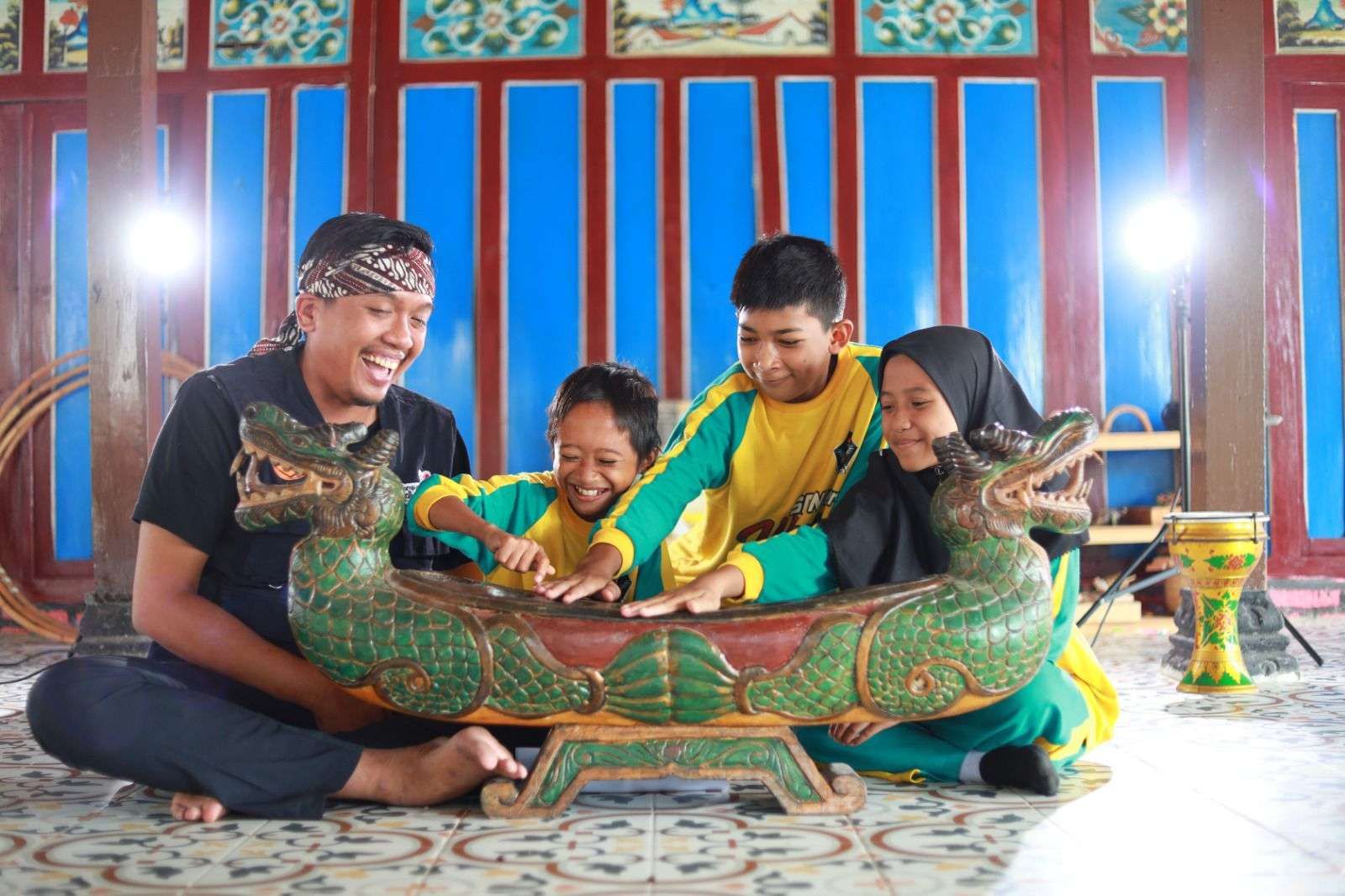 Anak Anak Bermain Congklak Di Kampung Lali Gadget Sebagai Upaya Mengurangi Kecanduan Gawai Dan Paparan Brain Rot