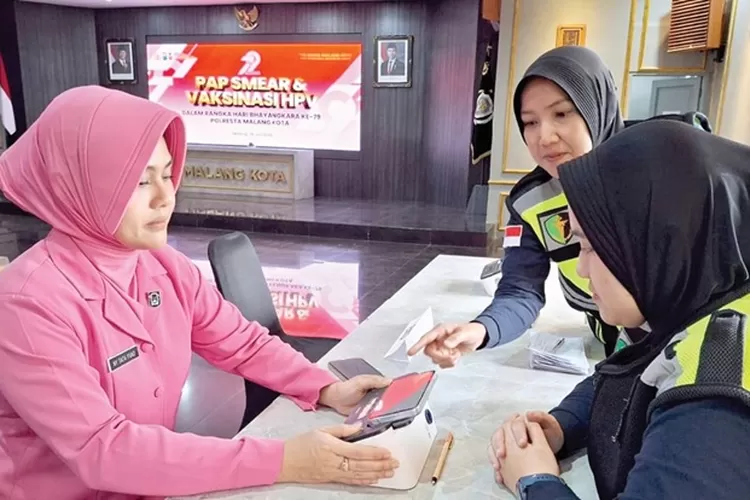 Anggota Bhayangkari Mengikuti Papsmear Dan Vaksinasi Hpv Gratis Di Kota Malang Untuk Deteksi Dini Kanker Serviks