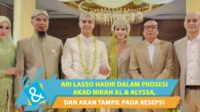 Ari Lasso saat menghadiri prosesi pernikahan Al Ghazaly dan Alyssa Daguise, mengenakan batik formal di area venue acara.