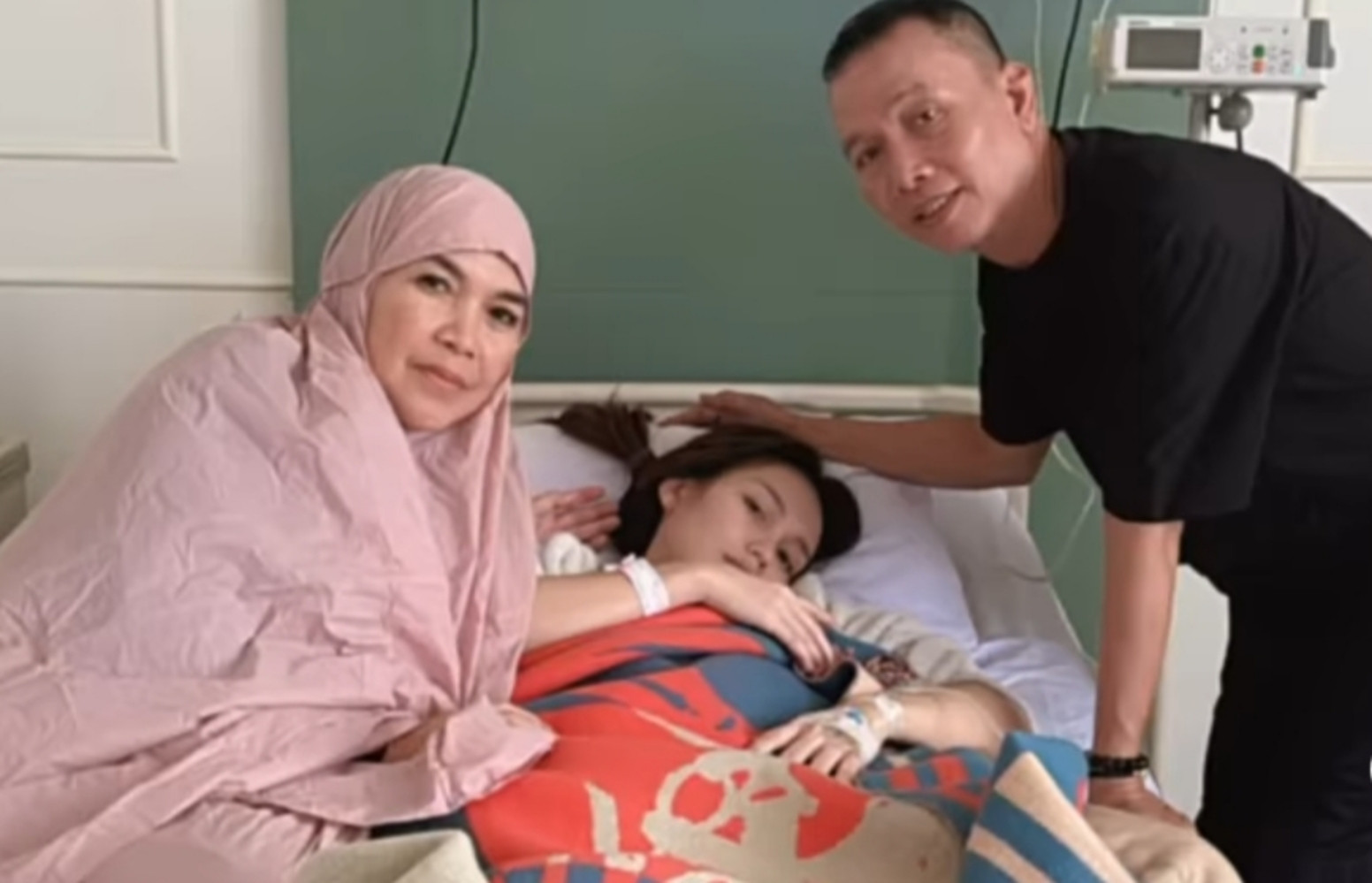 Ayu Ting Ting Terbaring Di Rumah Sakit Usai Ulang Tahun Ke 33, Ditemani Umi Kalsum Dan Ayah Ojak