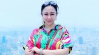 Chikita Meidy bersama keluarga setelah mengungkap kasus dugaan pencurian uang usaha skincare