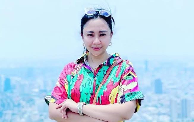 Chikita Meidy bersama keluarga setelah mengungkap kasus dugaan pencurian uang usaha skincare