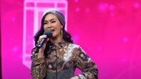Iis Dahlia dalam balutan busana glamor saat tampil di televisi, menyuarakan keluhannya soal larangan nyanyi lagu ciptaan Yoni Dores