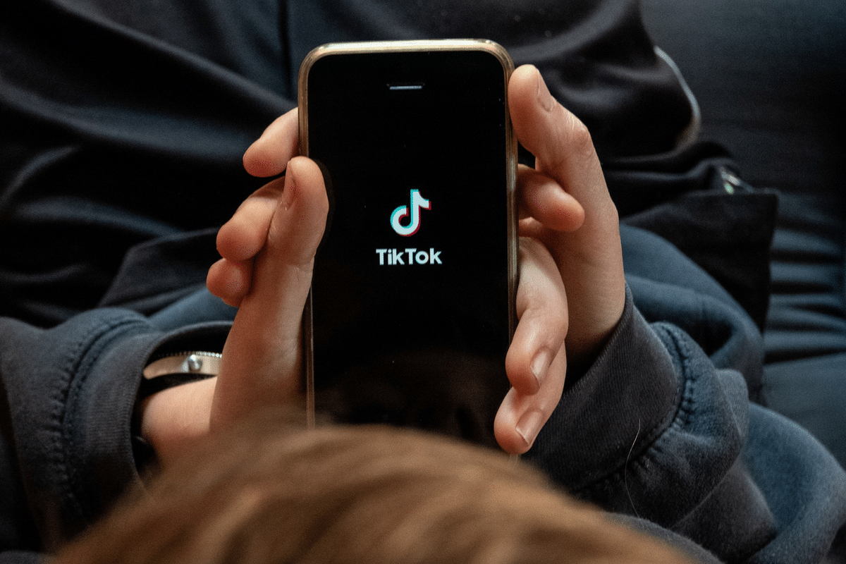 Ilustrasi fitur TikTok Symphony berbasis AI generatif untuk iklan digital