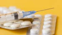 Ilustrasi obat kolesterol PCSK9 inhibitors berbentuk suntikan