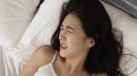 Ilustrasi Seseorang Mengalami Ketindihan Saat Tidur Dalam Kondisi Setengah Sadar