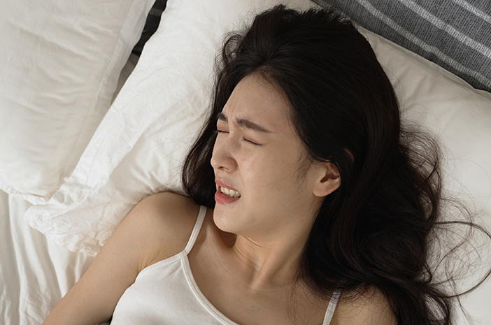 Ilustrasi Seseorang Mengalami Ketindihan Saat Tidur Dalam Kondisi Setengah Sadar