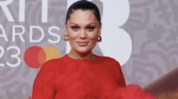 Jessie J Mengenakan Pakaian Putih Saat Tampil Di Hadapan Publik
