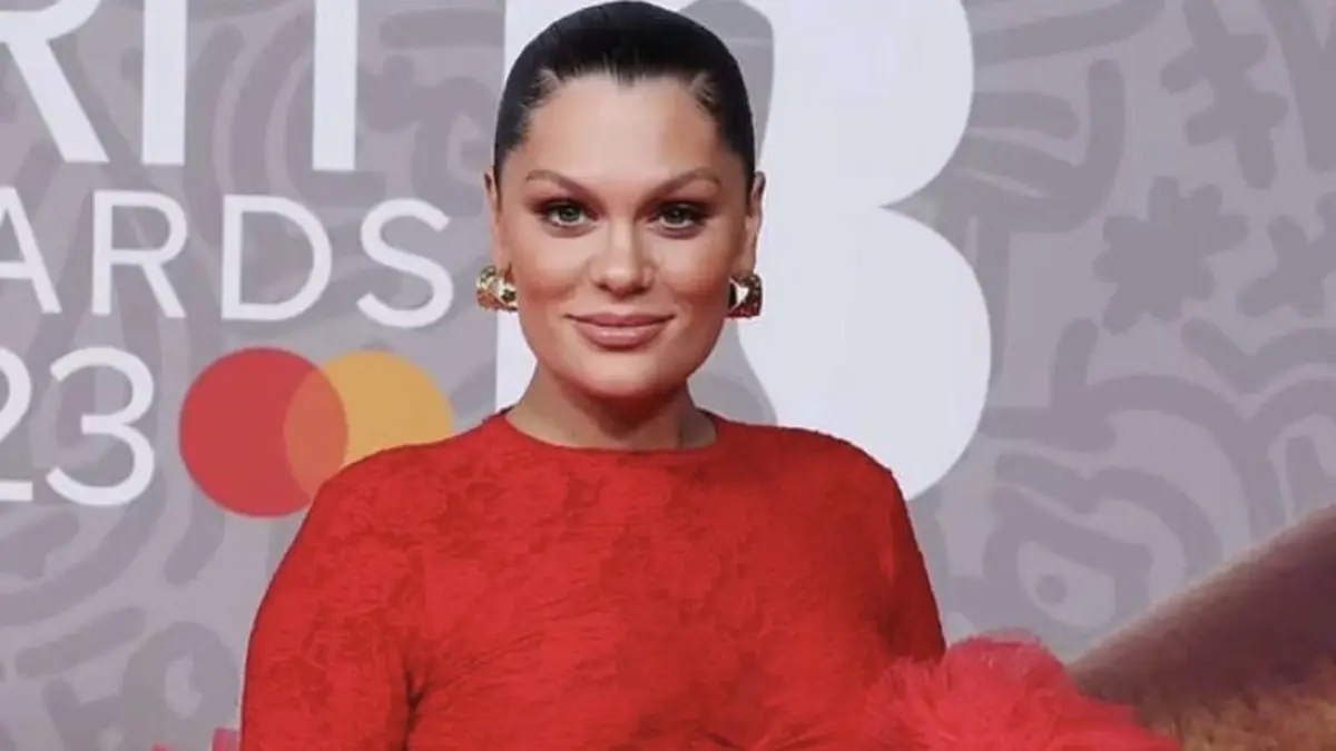 Jessie J Mengenakan Pakaian Putih Saat Tampil Di Hadapan Publik