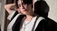 Ju Haknyeon mengenakan pakaian kasual saat tampil di hadapan media, dikabarkan keluar dari THE BOYZ