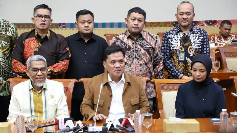 Ketua Komisi III DPR RI Habiburokhman berbicara soal kasus royalti Agnez Mo dalam rapat bersama Bawas MA dan Ditjen Haki.