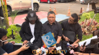 Kuasa Hukum Vadel Badjideh Menjawab Pertanyaan Media Usai Sidang, Janji Hadirkan Saksi Pekan Depan