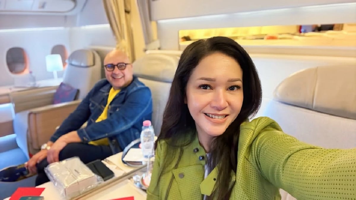 Maia Estianty dan Irwan Mussry berada di dalam pesawat menuju Eropa