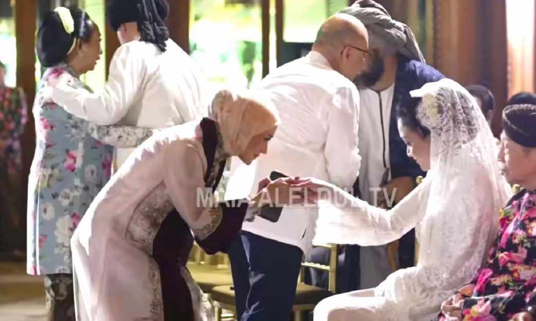 Maia Estianty Dan Mulan Jameela Berjabat Tangan Di Siraman Al Ghazali