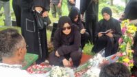 Mita The Virgin Menangis Di Pemakaman Ibundanya Yang Wafat Karena Kanker Paru