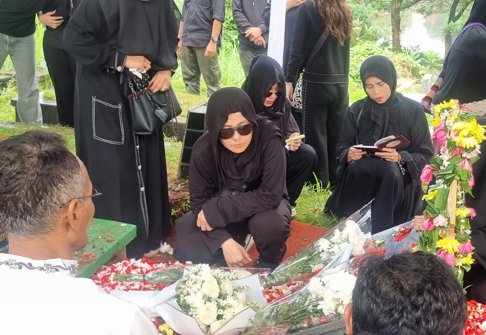 Mita The Virgin Menangis Di Pemakaman Ibundanya Yang Wafat Karena Kanker Paru
