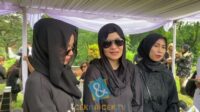 Mita The Virgin Menangis Saat Pemakaman Sang Ibunda Tercinta