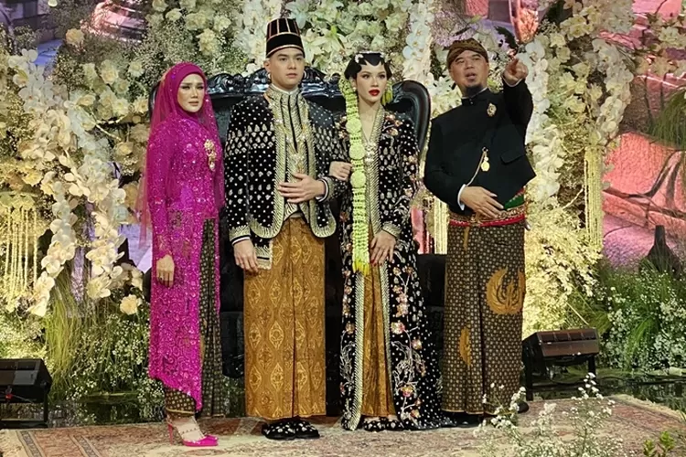 Mulan Jameela dan Ahmad Dhani di acara ngunduh mantu Al Ghazali tanpa kehadiran Maia Estianty.