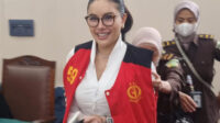 Nikita Mirzani Mengenakan Rompi Tahanan Merah Saat Tiba Di Pengadilan Negeri Jakarta Selatan