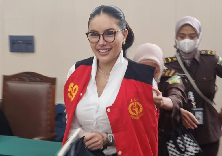 Nikita Mirzani Mengenakan Rompi Tahanan Merah Saat Tiba Di Pengadilan Negeri Jakarta Selatan