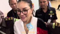 Nikita Mirzani Mengenakan Rompi Tahanan Saat Tiba Di Pengadilan Negeri Jakarta Selatan