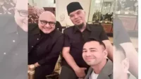 Raffi Ahmad berfoto bersama Ahmad Dhani dan Irwan Mussry saat pernikahan Al Ghazali