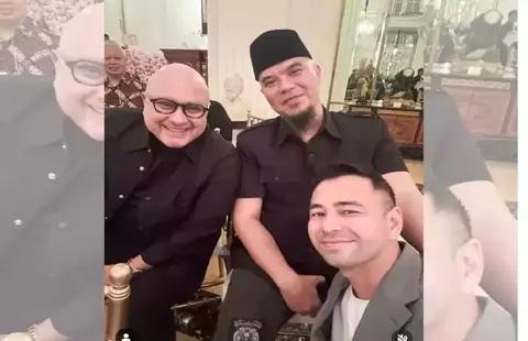 Raffi Ahmad berfoto bersama Ahmad Dhani dan Irwan Mussry saat pernikahan Al Ghazali