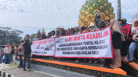 Ratusan Pedagang Nanas Subang Demo Di Tugu Nanas, Tuntut Janji Ganti Rugi Dari Gubernur Dedi Mulyadi Dan Bupati Rinaldi – Tri Warna