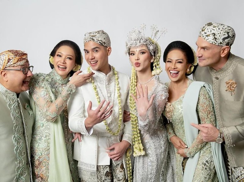 Risa Dewi Dan Alyssa Daguise Di Pernikahan Tanpa Kehadiran Mulan Jameela Di Foto