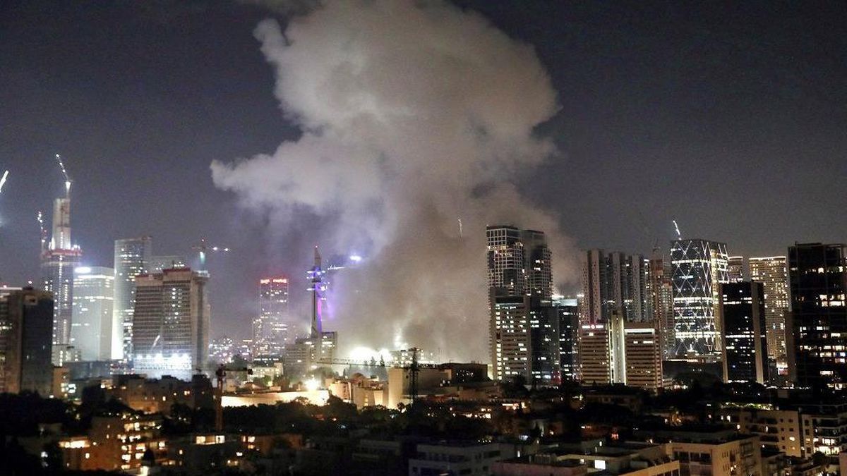 Serangan rudal Iran berhasil menghantam Tel Aviv, mengejutkan pertahanan Israel