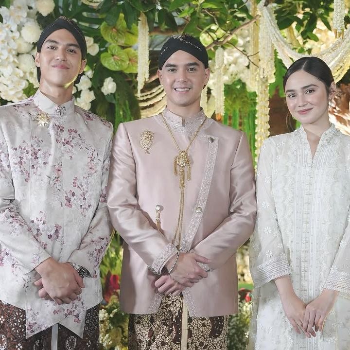 Syifa Hadju mengenakan kebaya krem saat hadiri pernikahan Al Ghazali dan Alyssa Daguise