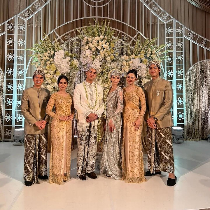 Syifa Hadju mengenakan kebaya krem saat hadiri pernikahan Al Ghazali dan Alyssa Daguise
