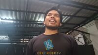 Thariq Halilintar Memangku Baby Arash Saat Prosesi Akikah, Wajah Bayi Disembunyikan