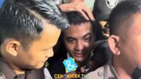 Vadel Badjideh Memasuki Ruang Sidang Didampingi Keluarga Di Tengah Kerumunan Media