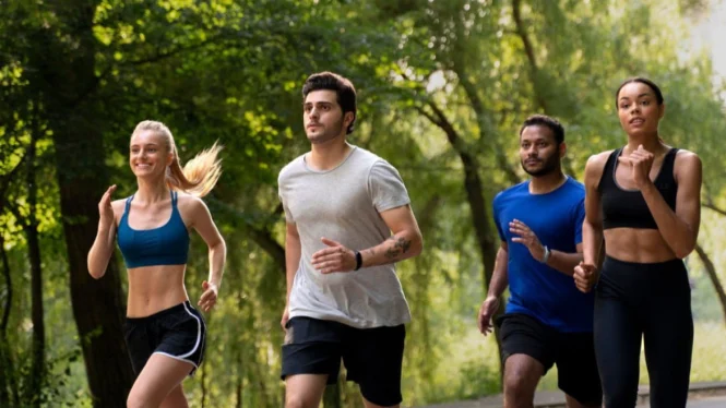 Warga Jogging Pagi Hari Di Taman Kota, Tren Olahraga Yang Makin Populer Di Berbagai Kalangan