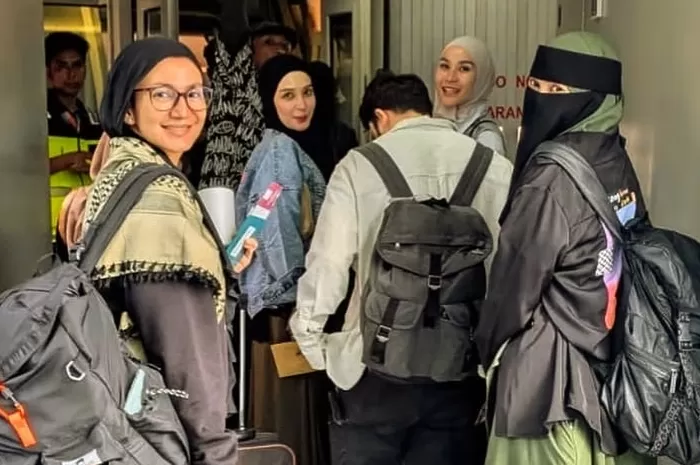 Zaskia Adya Mecca dan rekan aktivis di Kairo dalam misi kemanusiaan Global March to Gaza