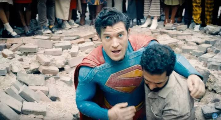 Adegan Superman Melindungi Warga Dari Serangan Militer Dalam Film Terbaru 2025
